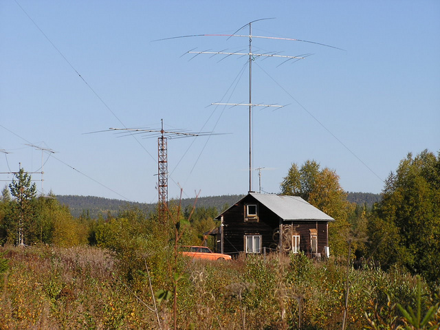 Righthand tower:
28 MHz 5 el Yagi
21/14 MHz 5/4 el interlaced
10 MHz dipole
 7 MHz dipole

Middle tower:
24/18 MHz 4/4 el yagi interlaced

Lefthand tower:
144 MHz 4x19 el Yagi
 